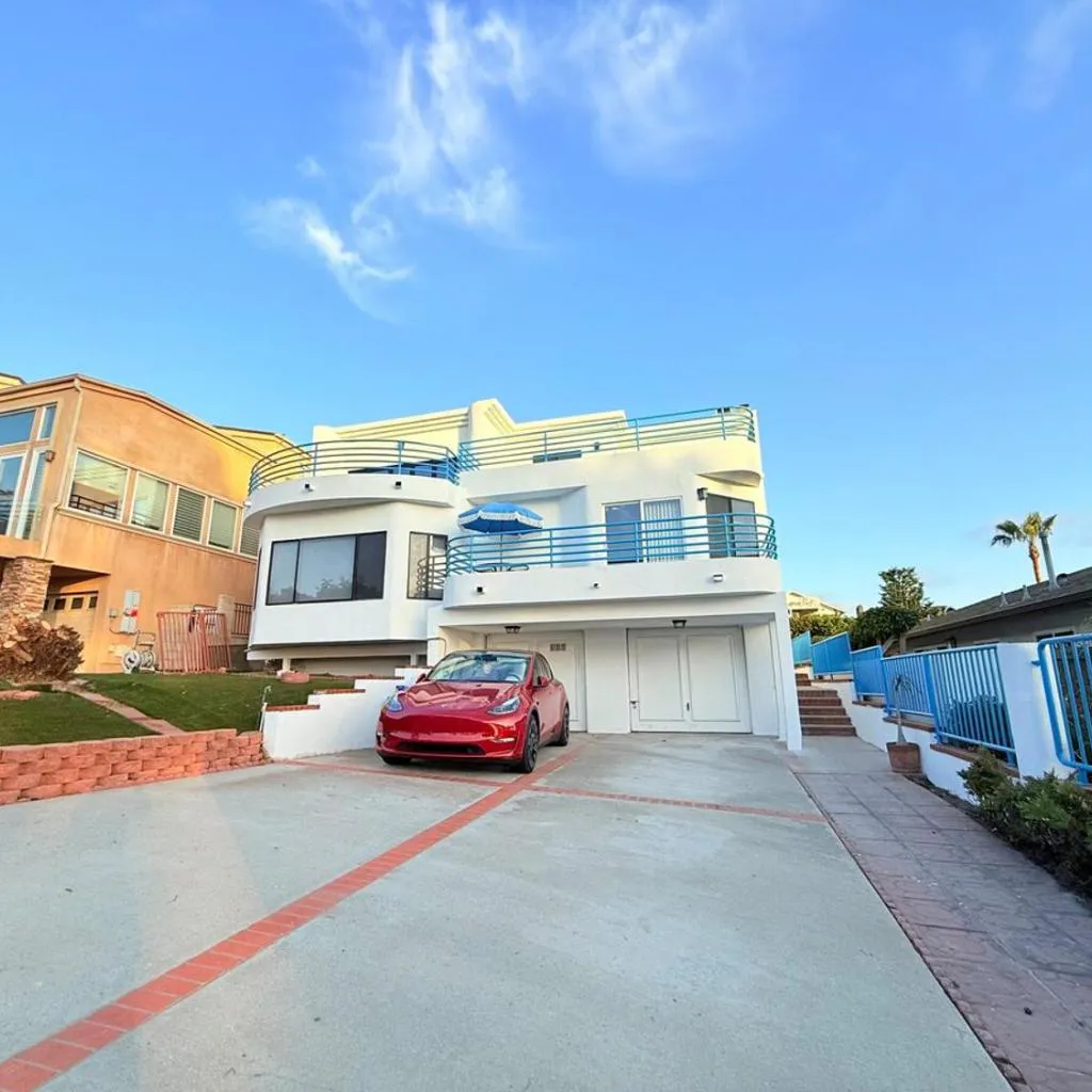 Photograph of 6BR5BA Hot Tub Steps to Beach Parking Pet Friendly