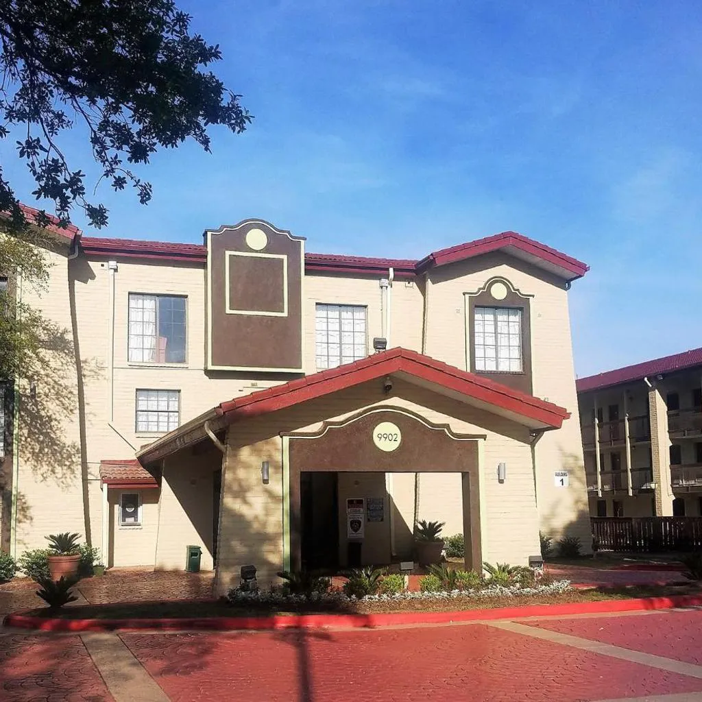 Photograph of Red Roof Inn & Suites Houston- Hobby Airport
