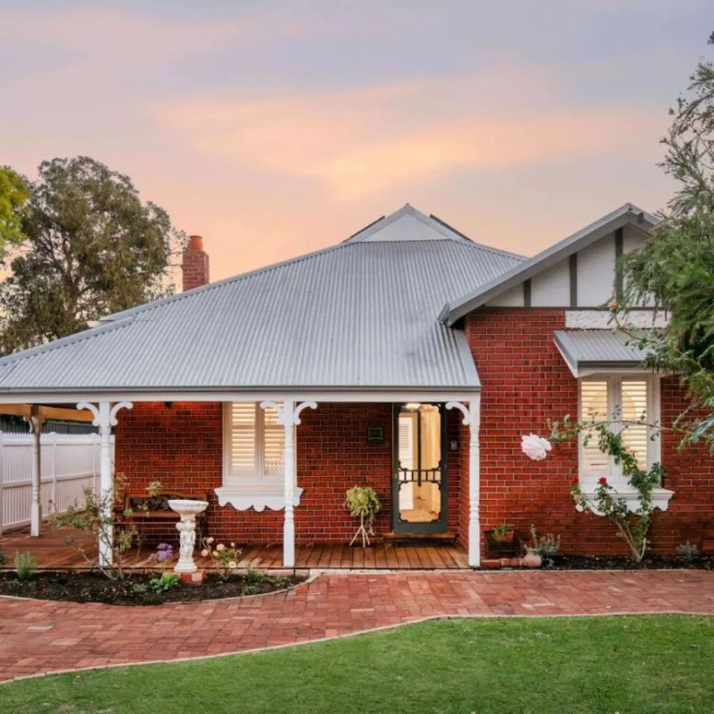 Photograph of Sapphire House 3BR Art Deco Arcade Fenced Yard