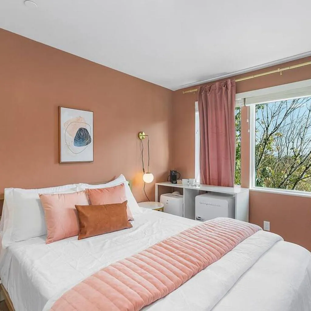 Photograph of Chris's Sweet Suite - 84 Walkscore