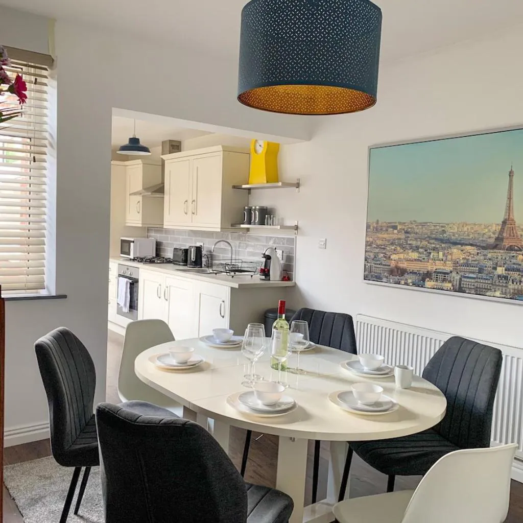 Photograph of Kensington House Free Parking Sleeps 6