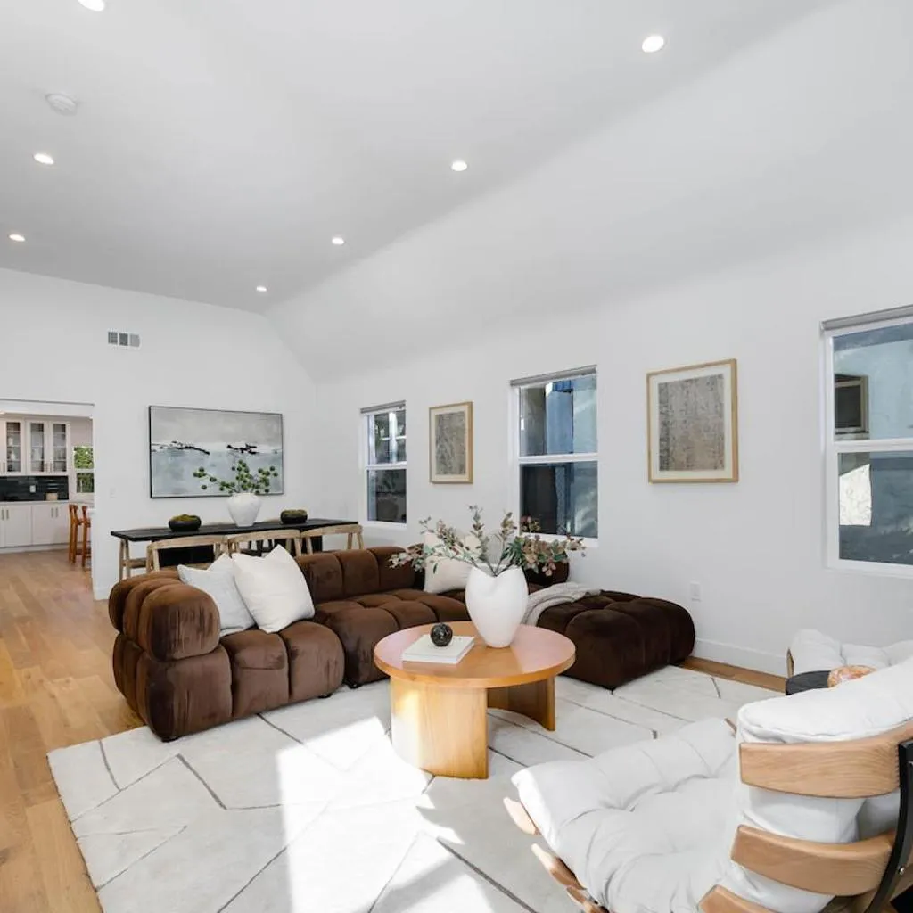 Photograph of Modern Mid-Wilshire Escape Prime Spot