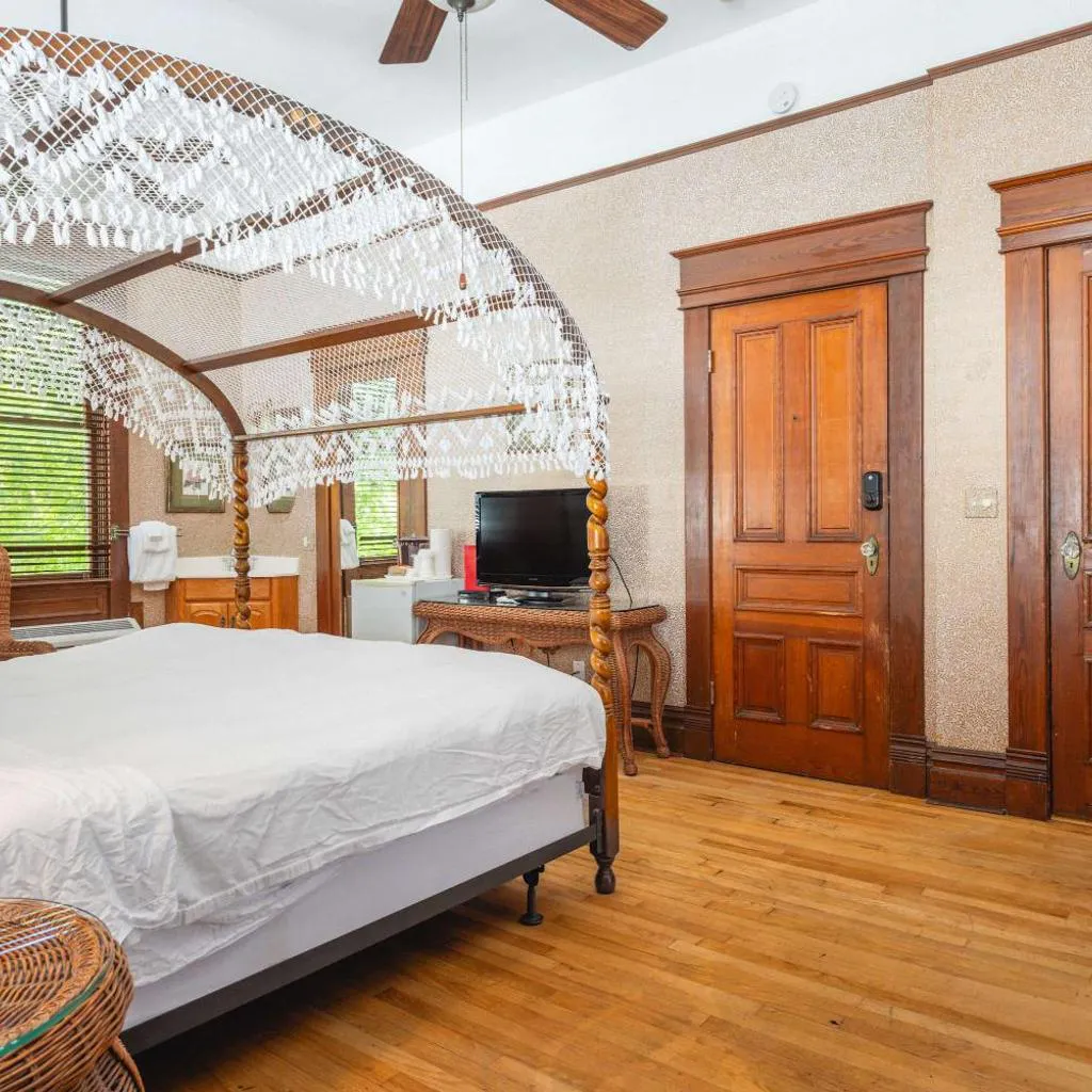Photograph of Deluxe King - Curry Mansion with Pool!