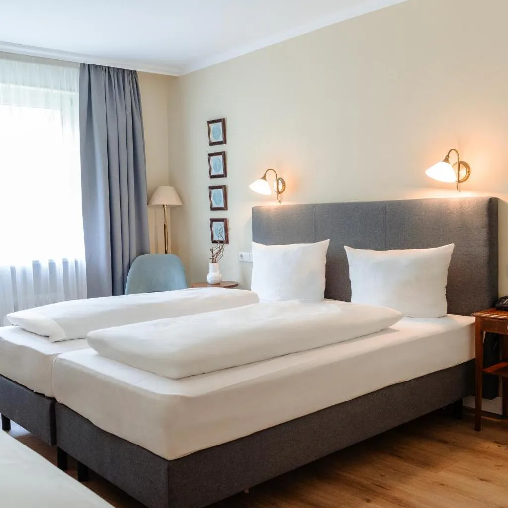 Photograph of Hotel Altmünchen by Blattl