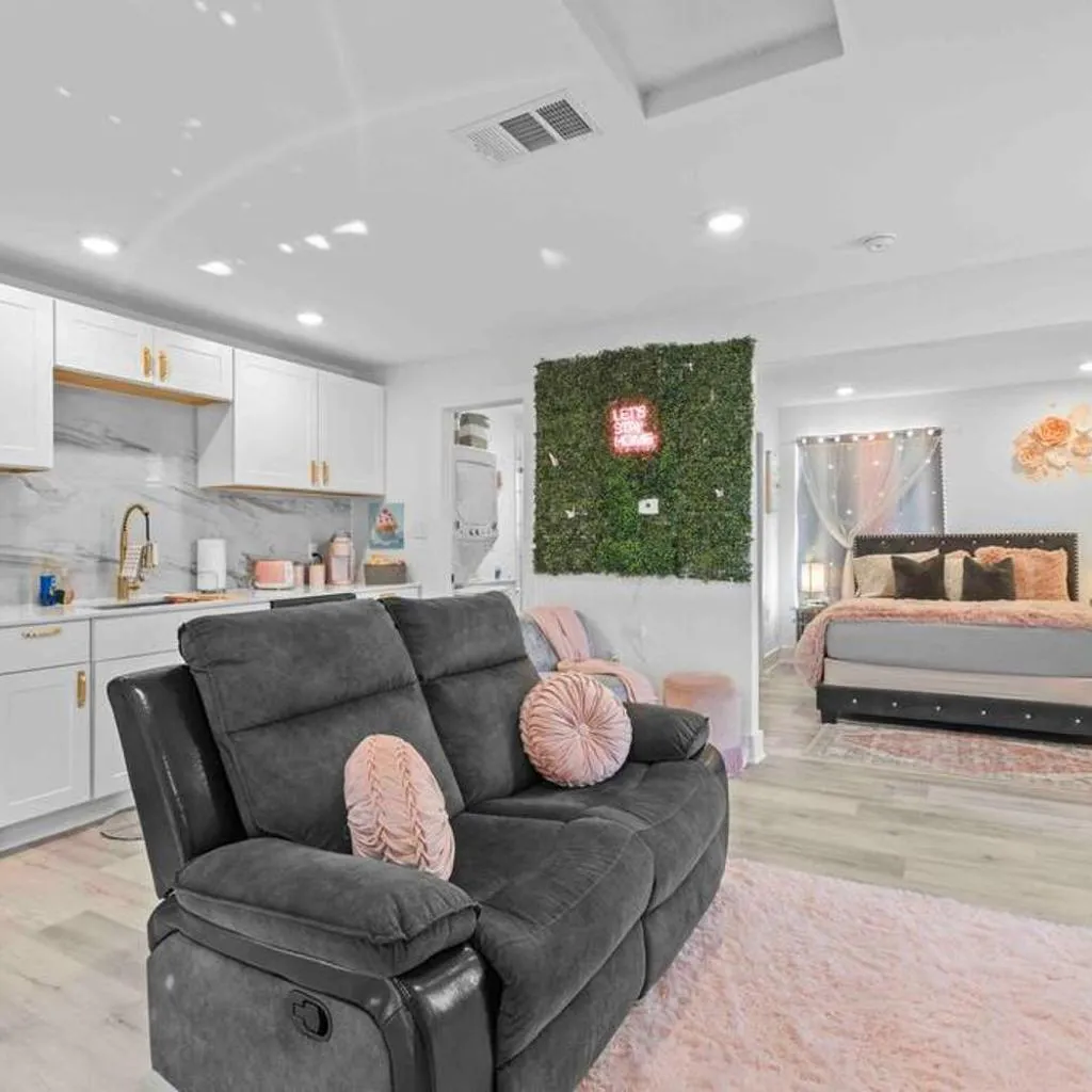 Photograph of Luxury Pink Suite in Downtown
