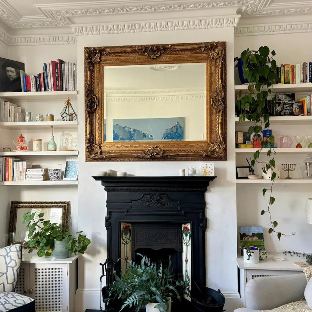 Photograph of Cosy Victorian house with free parking & fireplace