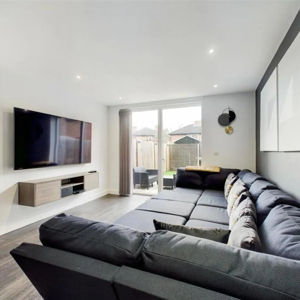 Photograph of Ultra Modern 4 Bed Town House in South Manchester Ideal for groups with Free Parking