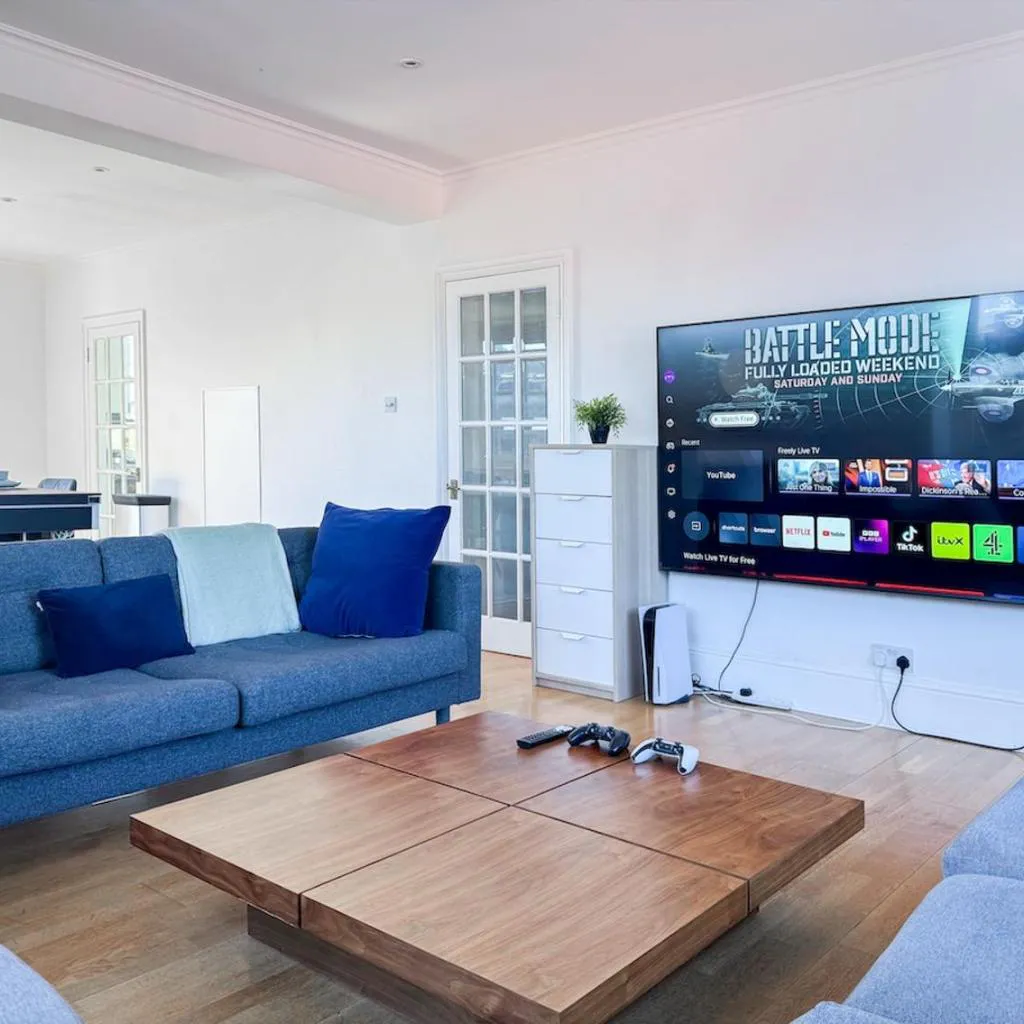 Photograph of Spacious 2 Bedroom Flat with 85 inch TV, PS5, Pool Table, Terrace