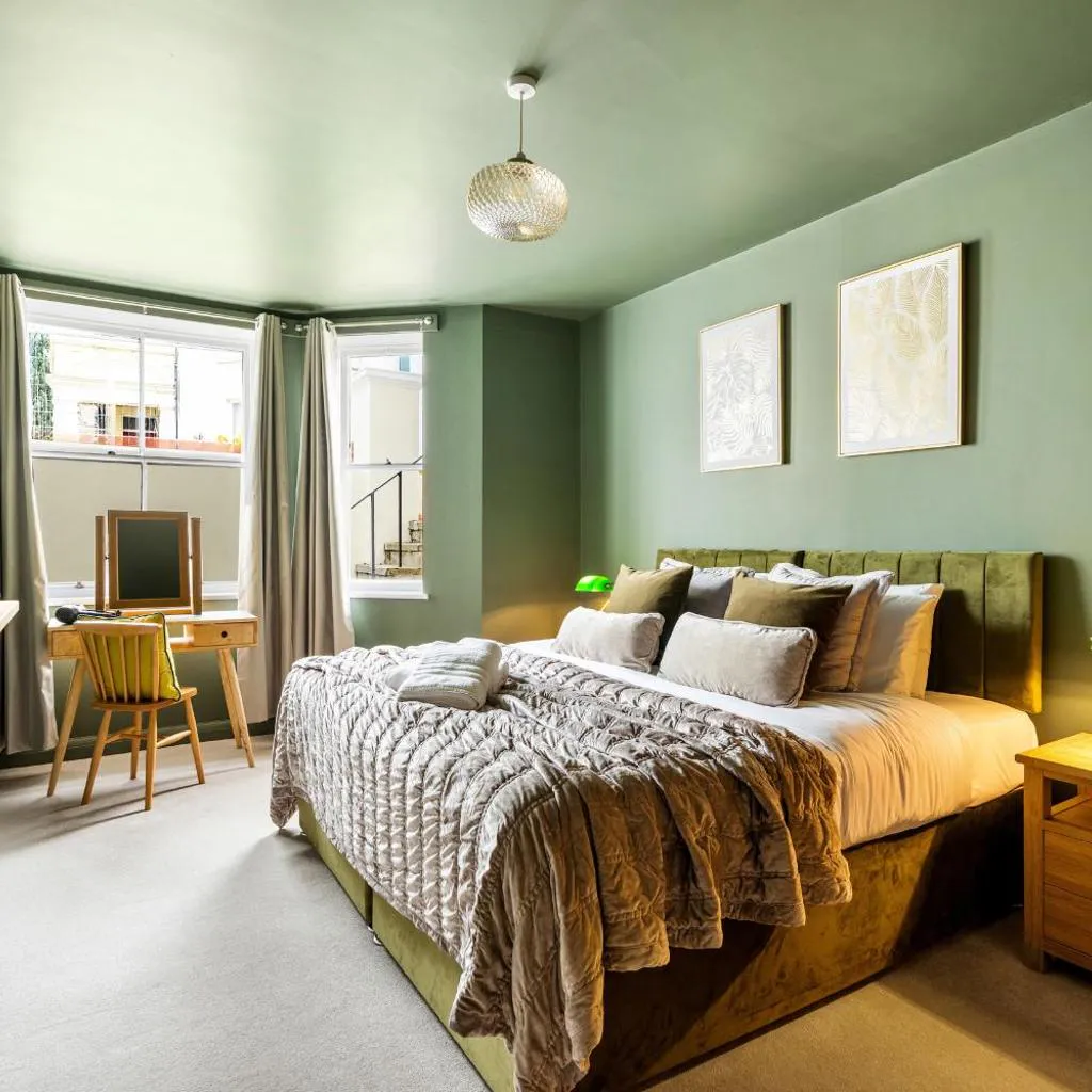 Photograph of Hove Hideaway Chic 2bed garden flat central Hove