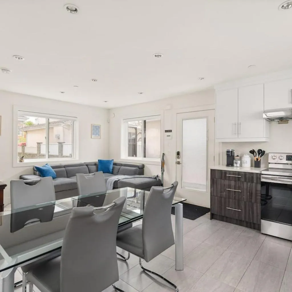 Photograph of Sleek Coach House with Designer Kitchen - Sleeps 7