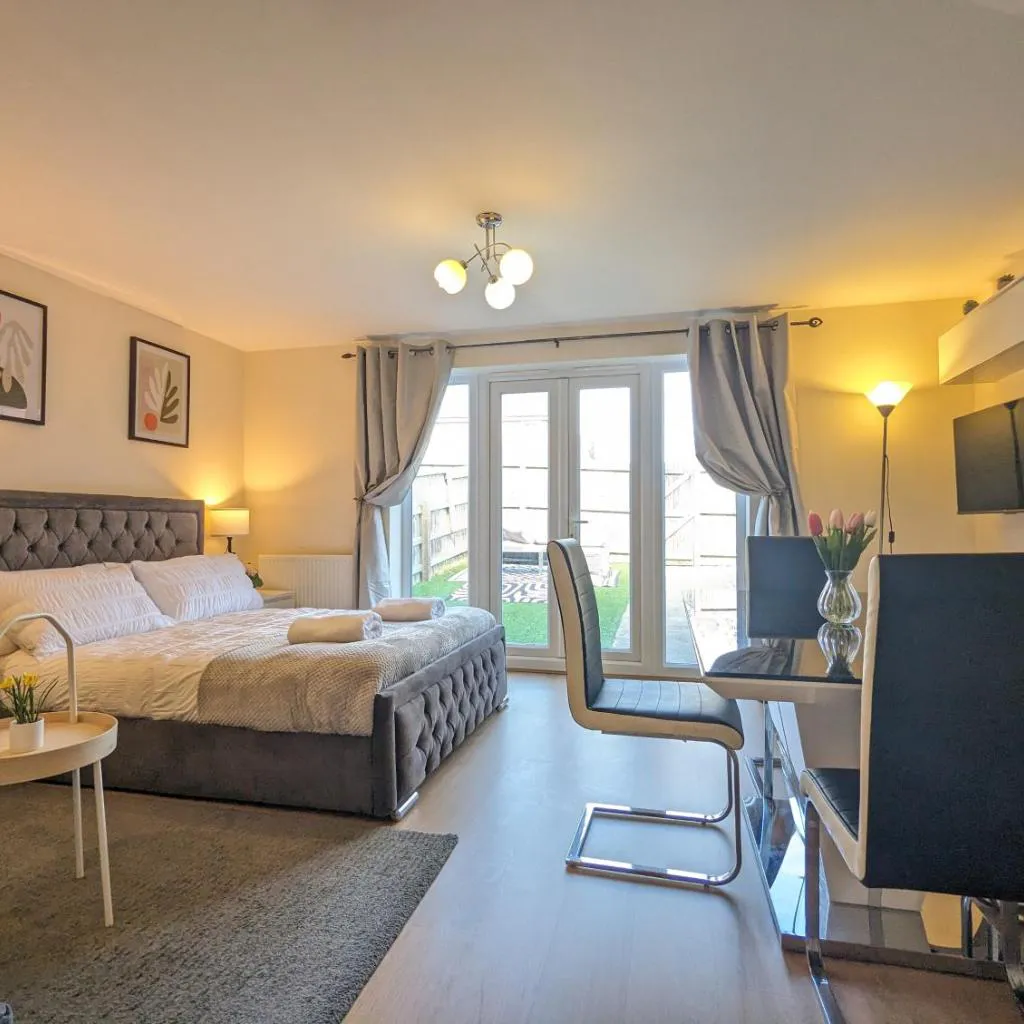 Photograph of Large 4-Bedrooms House Near Centre Free Parking