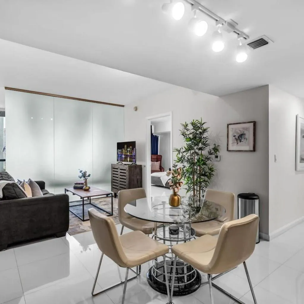 Photograph of Luxury 1BR plus Den with Bay and Pool Views
