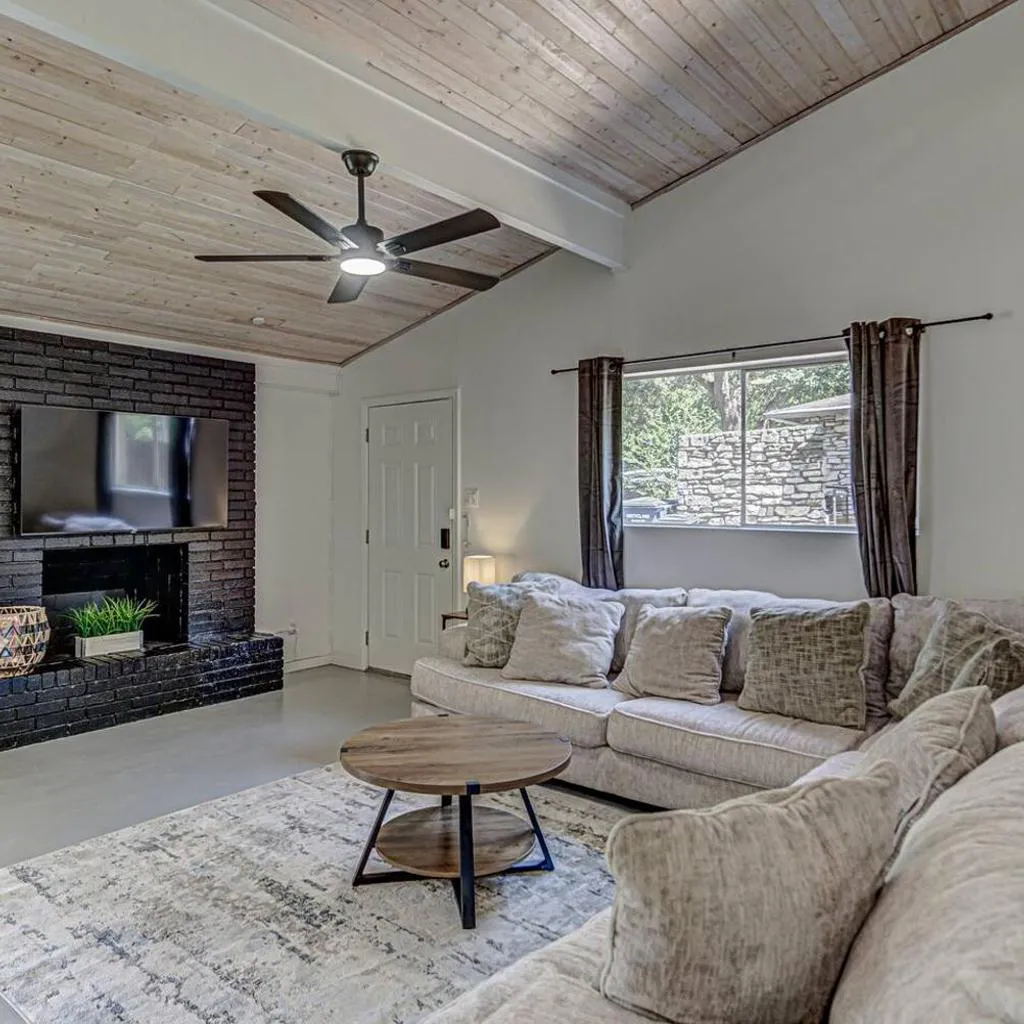 Photograph of 4 BDRM with POOL Prime Location on Lamar Mins to DT