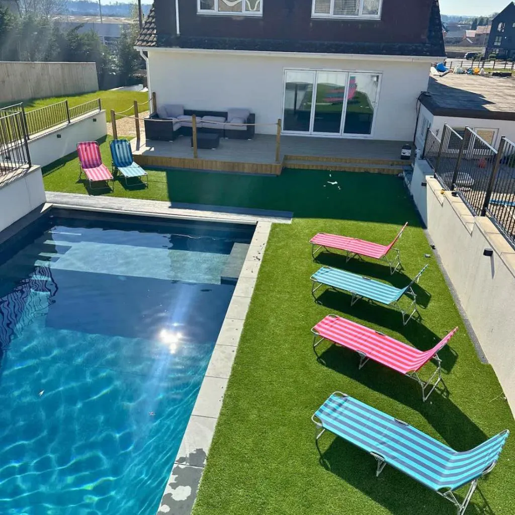 Photograph of Charmandene - Luxury 5 Bed with Pool and Gated Parking