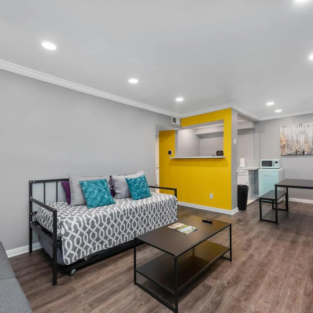 Photograph of Montrose 1BR Apartment with Modern Vibes and Fast WiFi