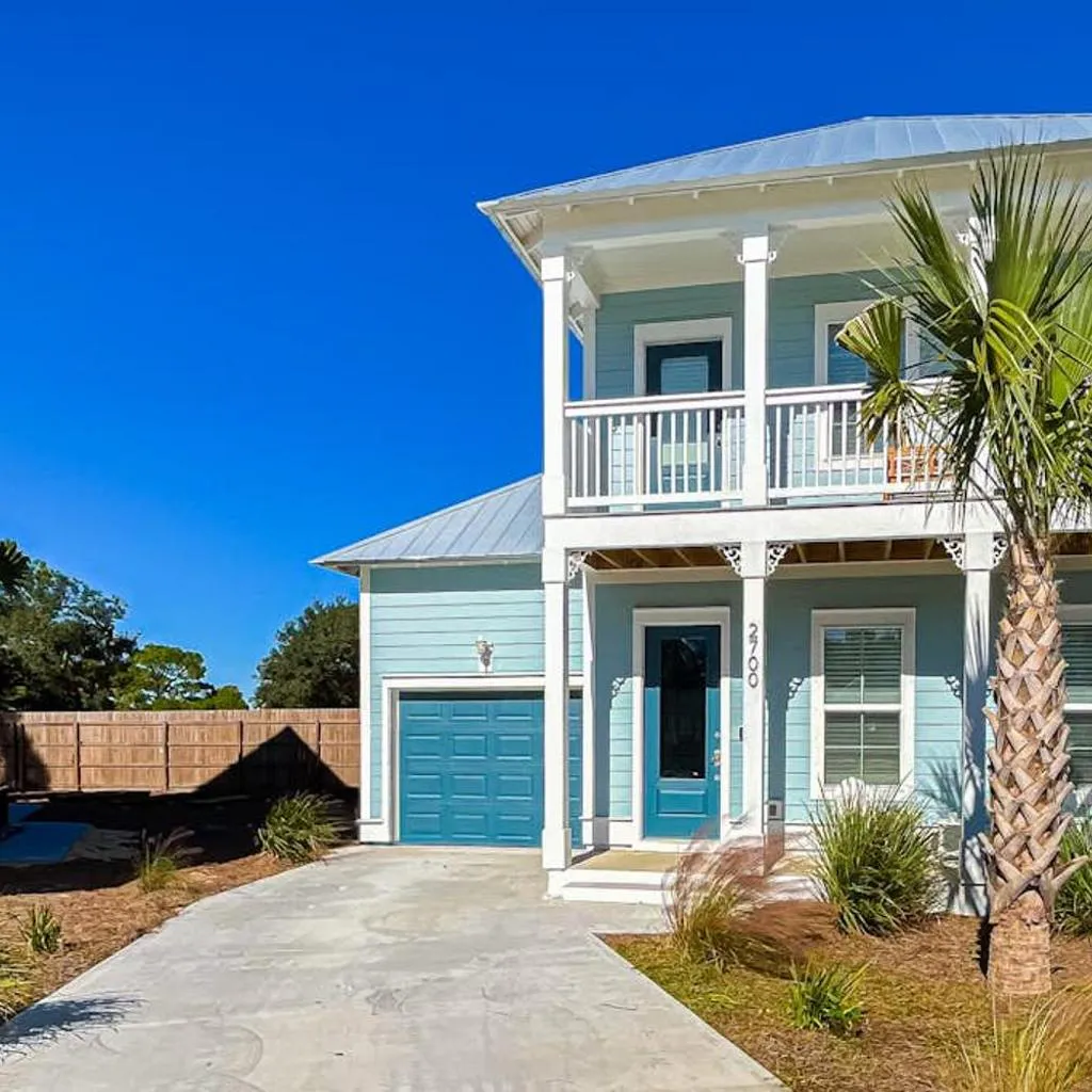 Photograph of Dog-friendly home on Signal Hill Golf Course with balcony - close to the beach