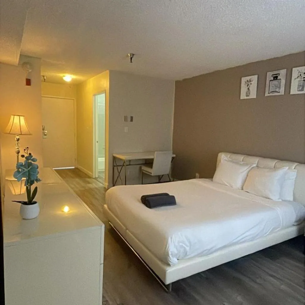 Photograph of Beverly Hills Apart with En-Suite Bath c12