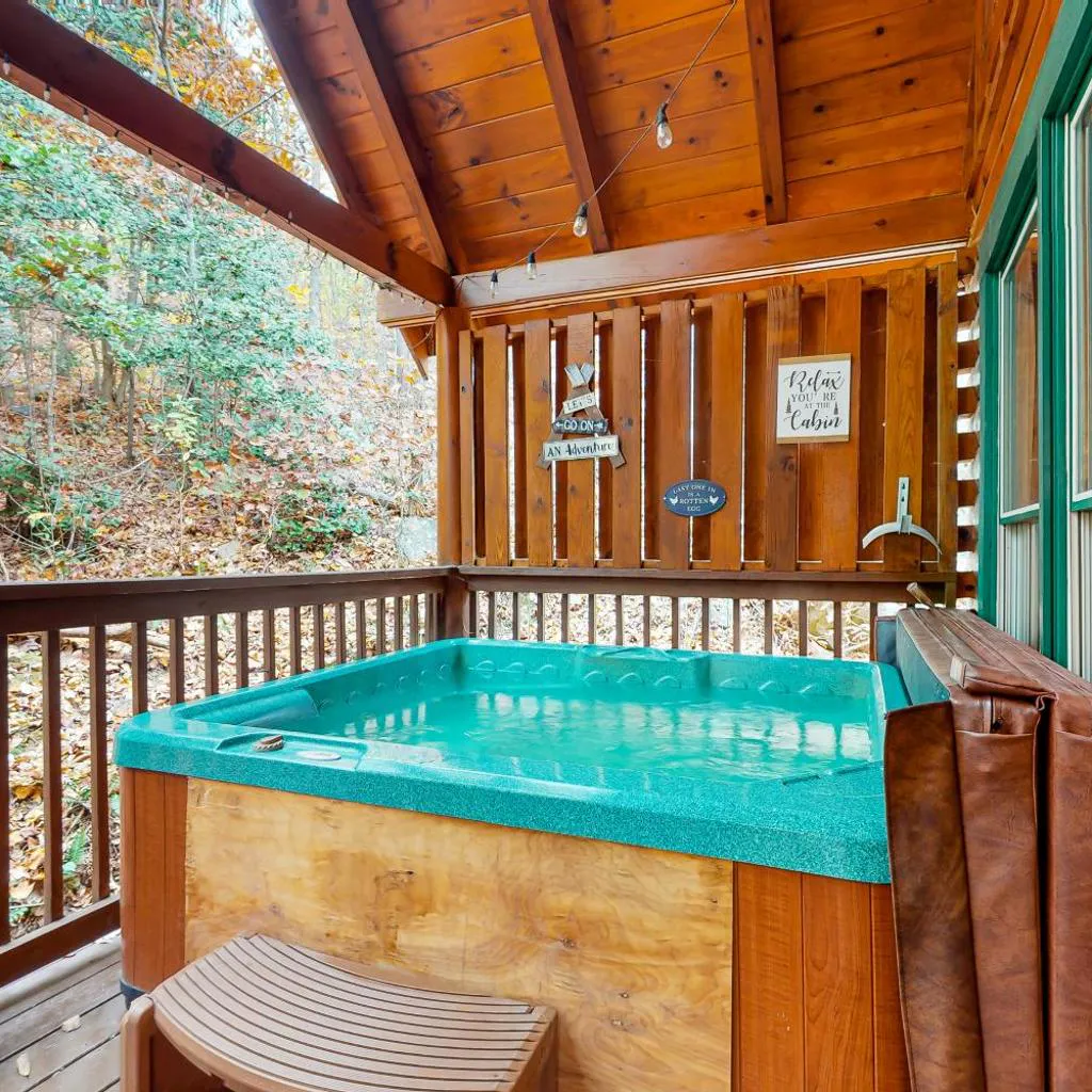 Photograph of Dog Friendly Cabin Sleeps 6 Hot Tub 3Min Parkway