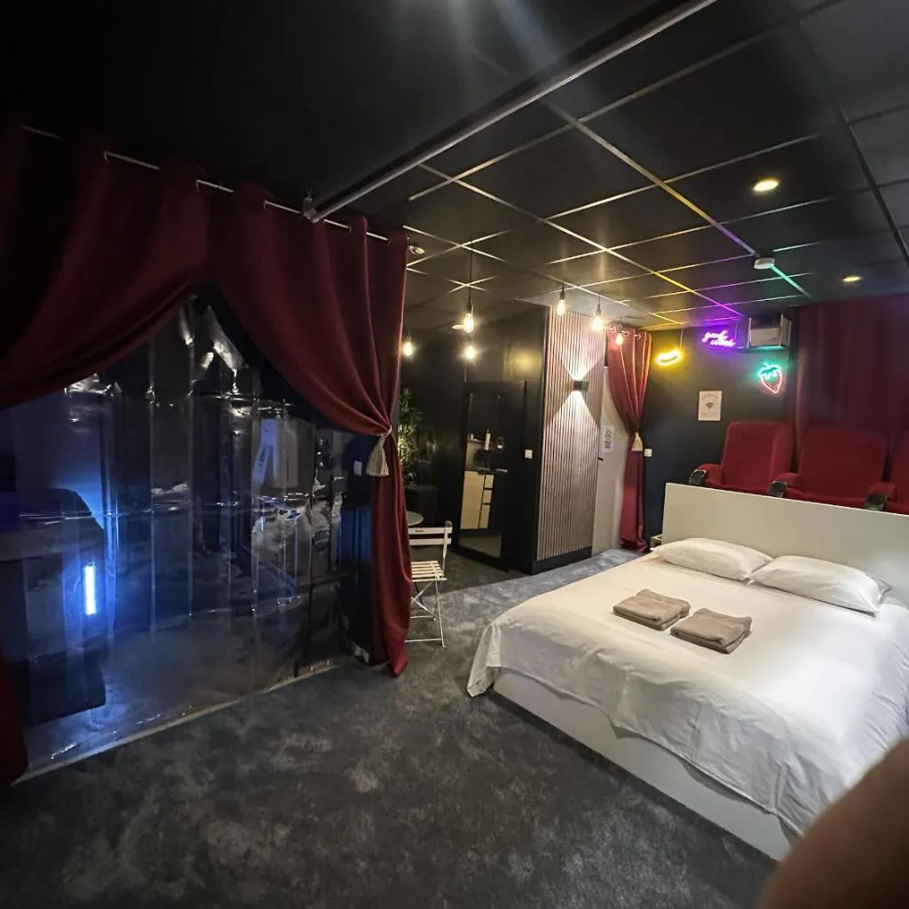 Photograph of Cocon Jacuzzi et cinéma 4K B