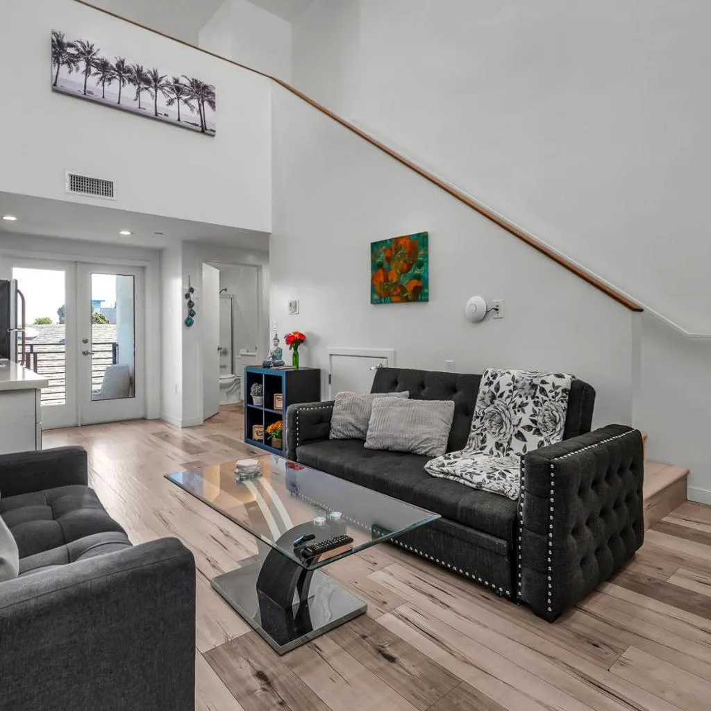 Photograph of Modern 1BR Loft Near Hollywood & DTLA Free Parking Balcony