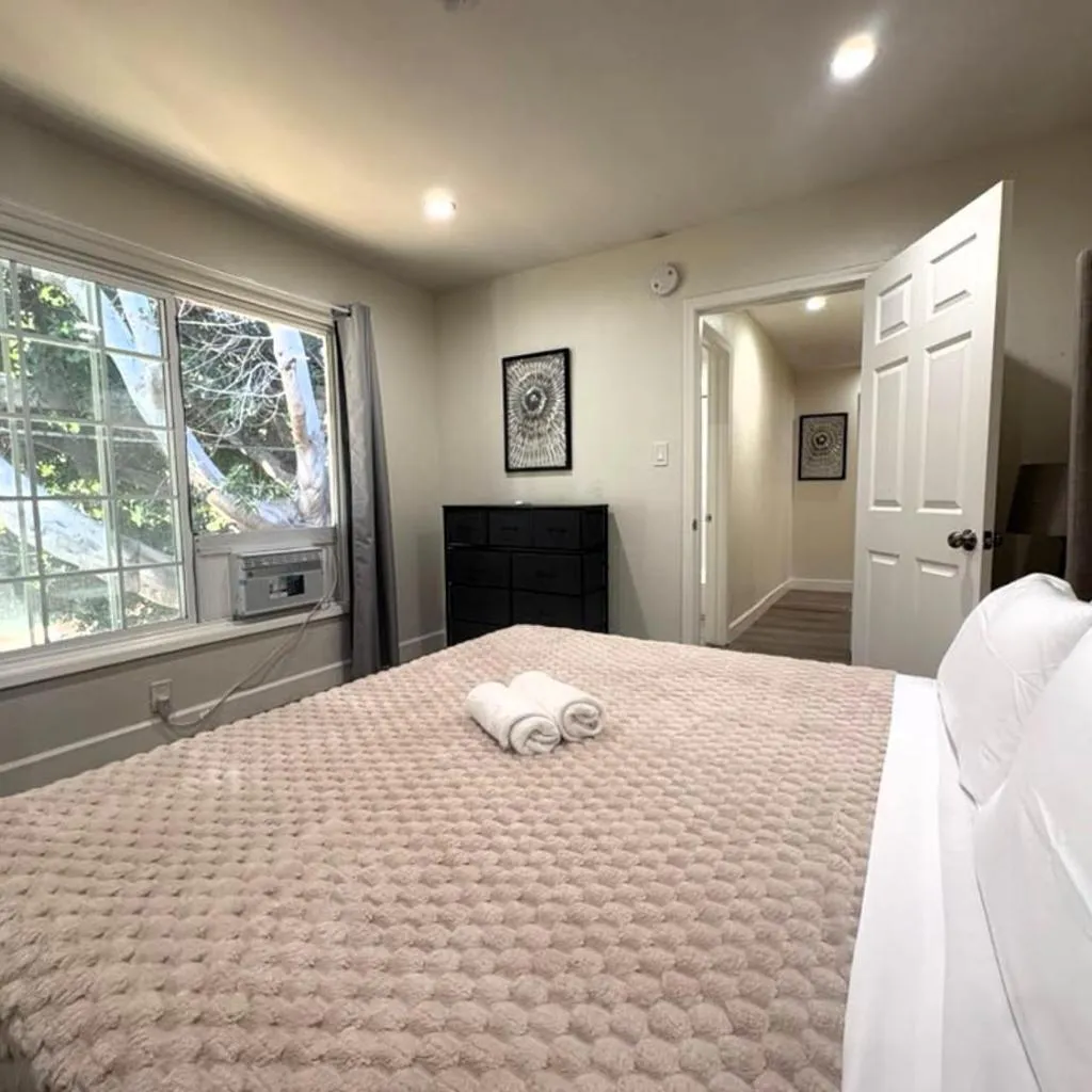 Photograph of 2BR Hollywood Apartment Near Walk of Fame & Melrose