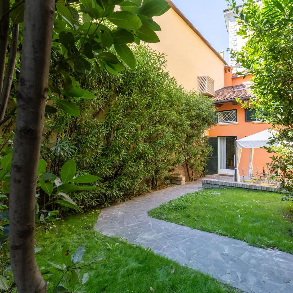 Photograph of BolognaRoomscom - Isaia Garden Private Garden Spa Bath