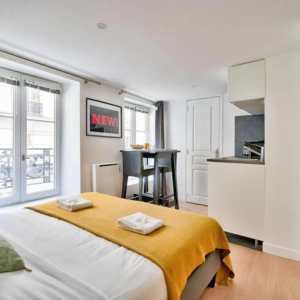 Photograph of New and Bright Studio in the Heart of Paris (1G)