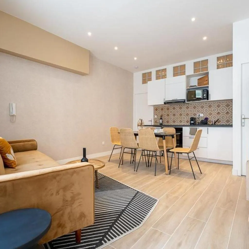 Photograph of Bel appartement moderne centre ville Bordeaux - proche tram