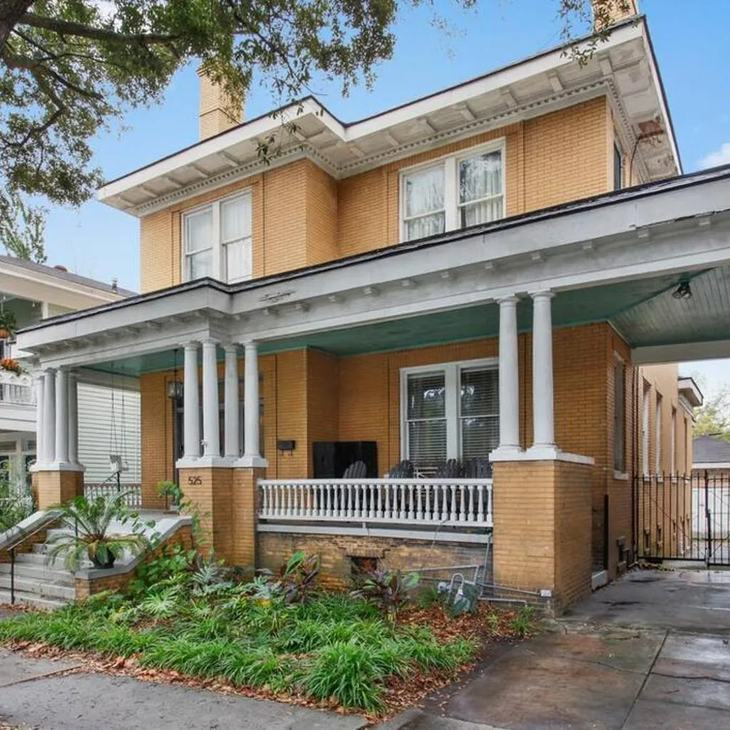 Photograph of Big Yellow Brick House - Victorian District