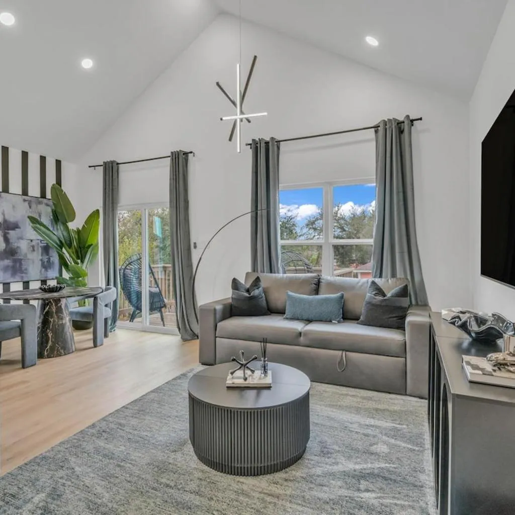 Photograph of Mega Market 6BR Home in Houston Groups Sleeps 12