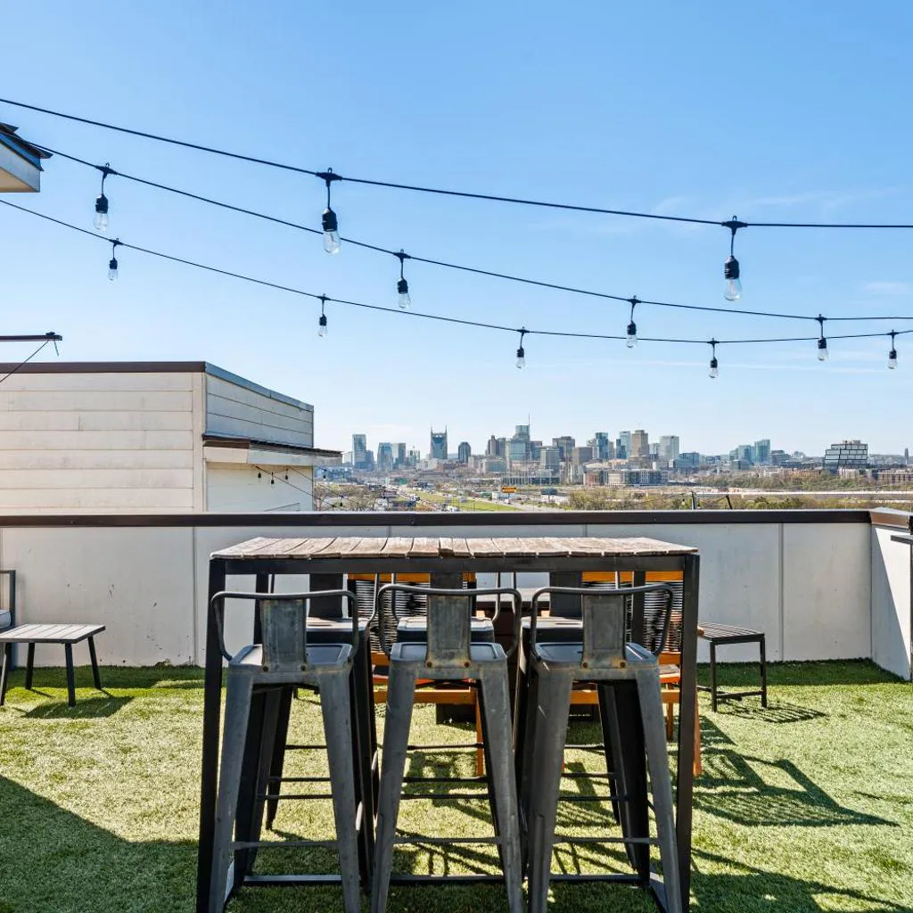 Photograph of Downtown Views with Rooftop Golf Grill and Firepit Only 8min to Broadway