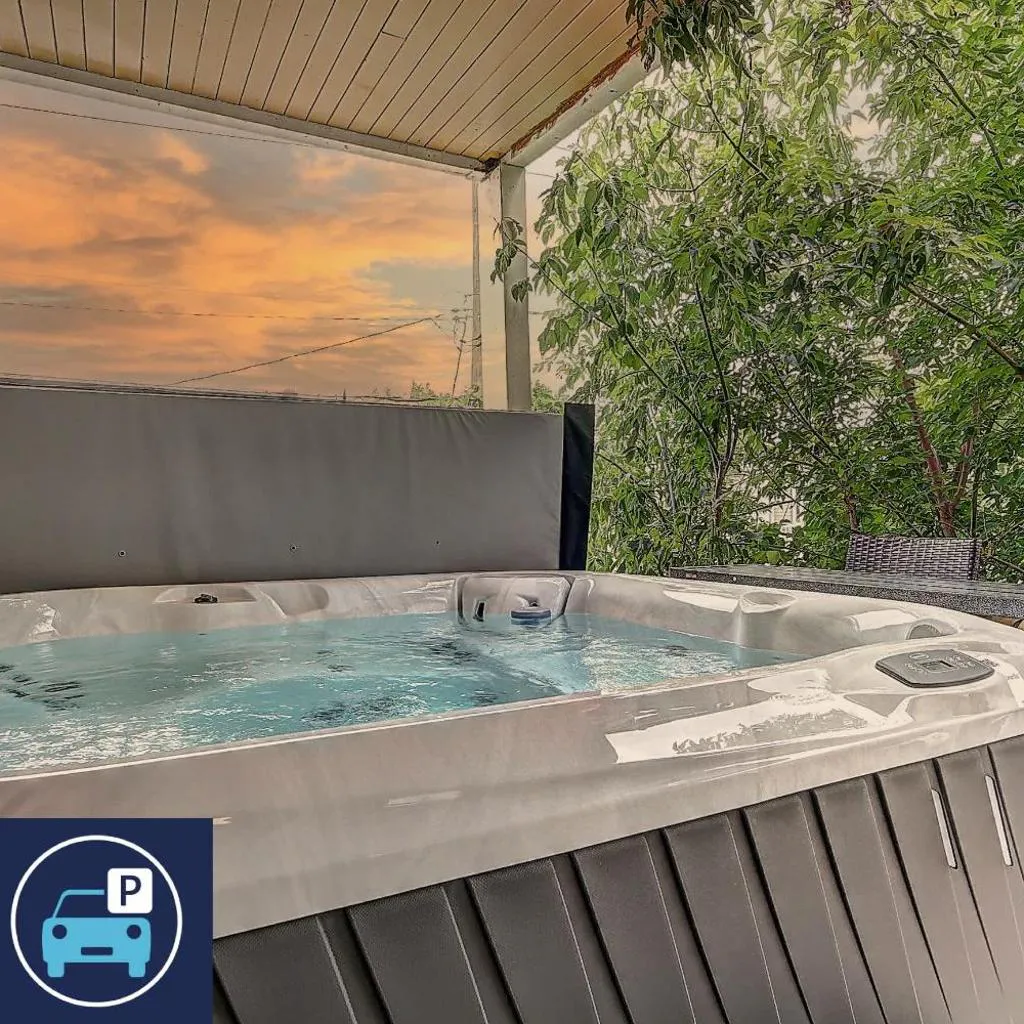 Photograph of Antique CAT - 2 King Bed & Hot Tub - Free Parking