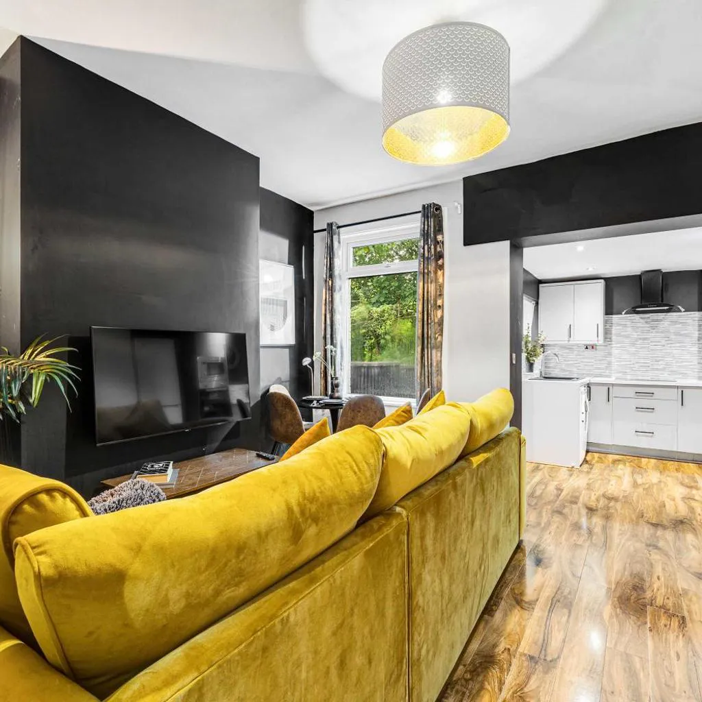 Photograph of 3 BR Home Close to MCR City Centre