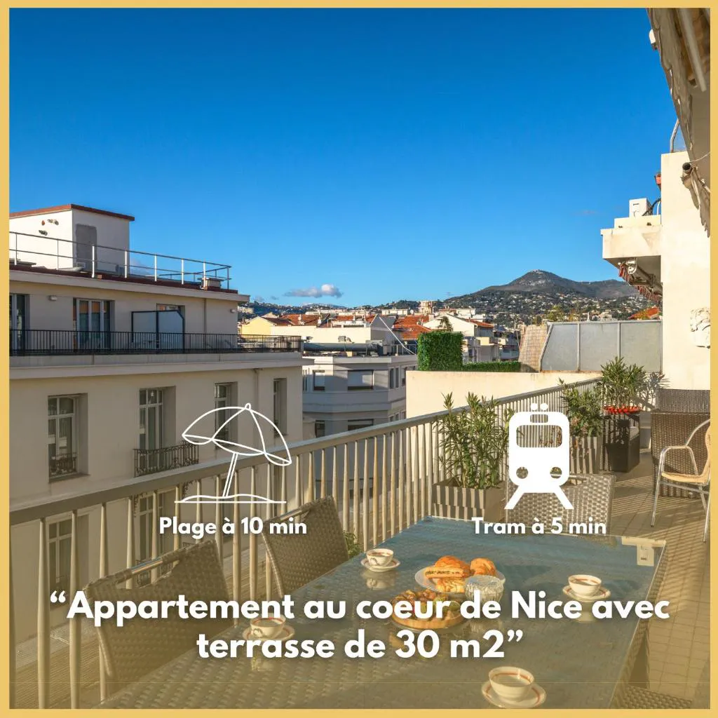 Photograph of Terrasse ensoleillée sur les toits de Nice