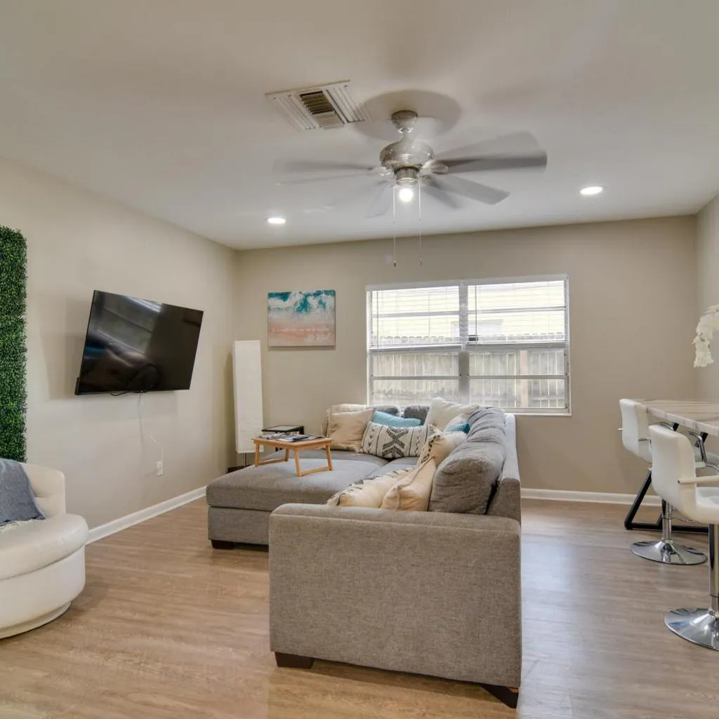 Photograph of 4 Mi to Dtwn: Pet-Friendly Tampa Retreat