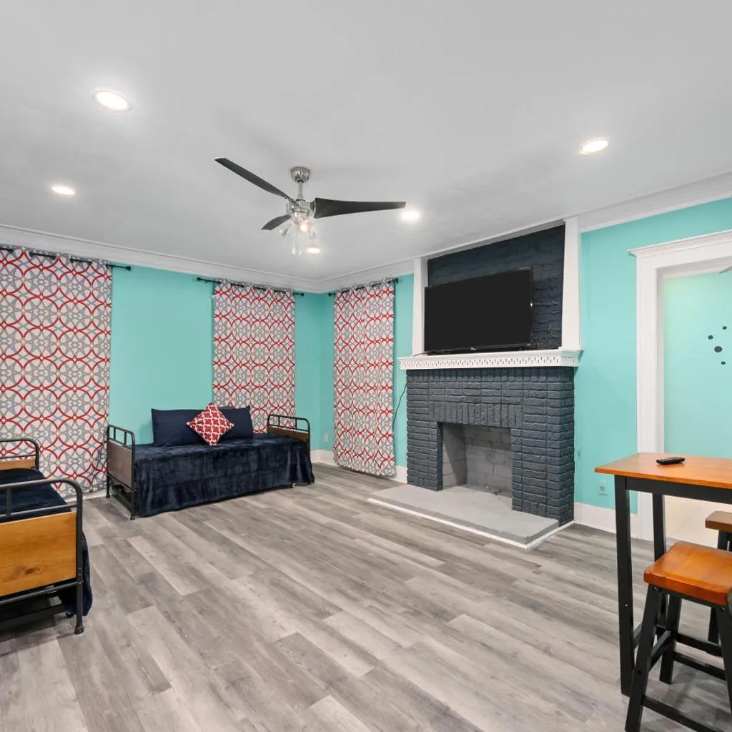 Photograph of Charming Midtown Houston Apt with Free Parking