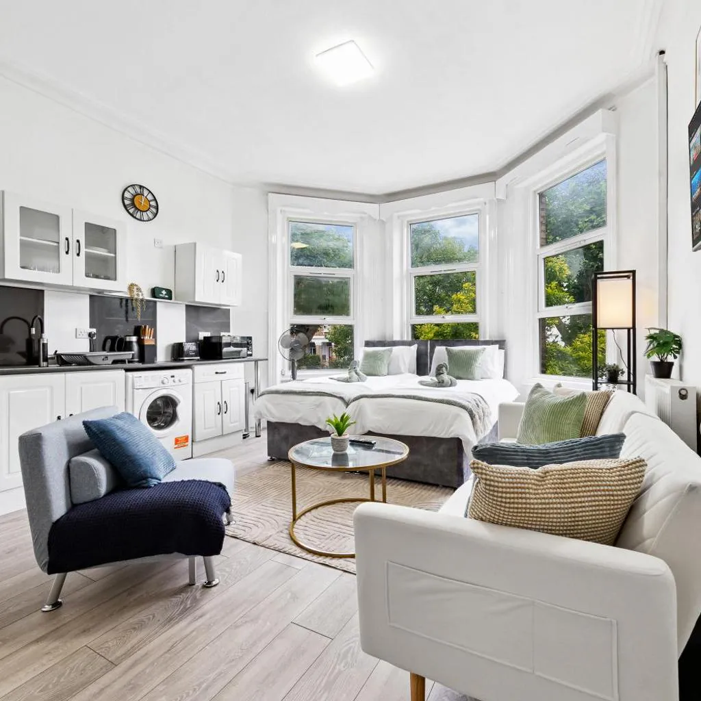 Photograph of Stylish Central London Flat, Victorian Build, Sleeps 4