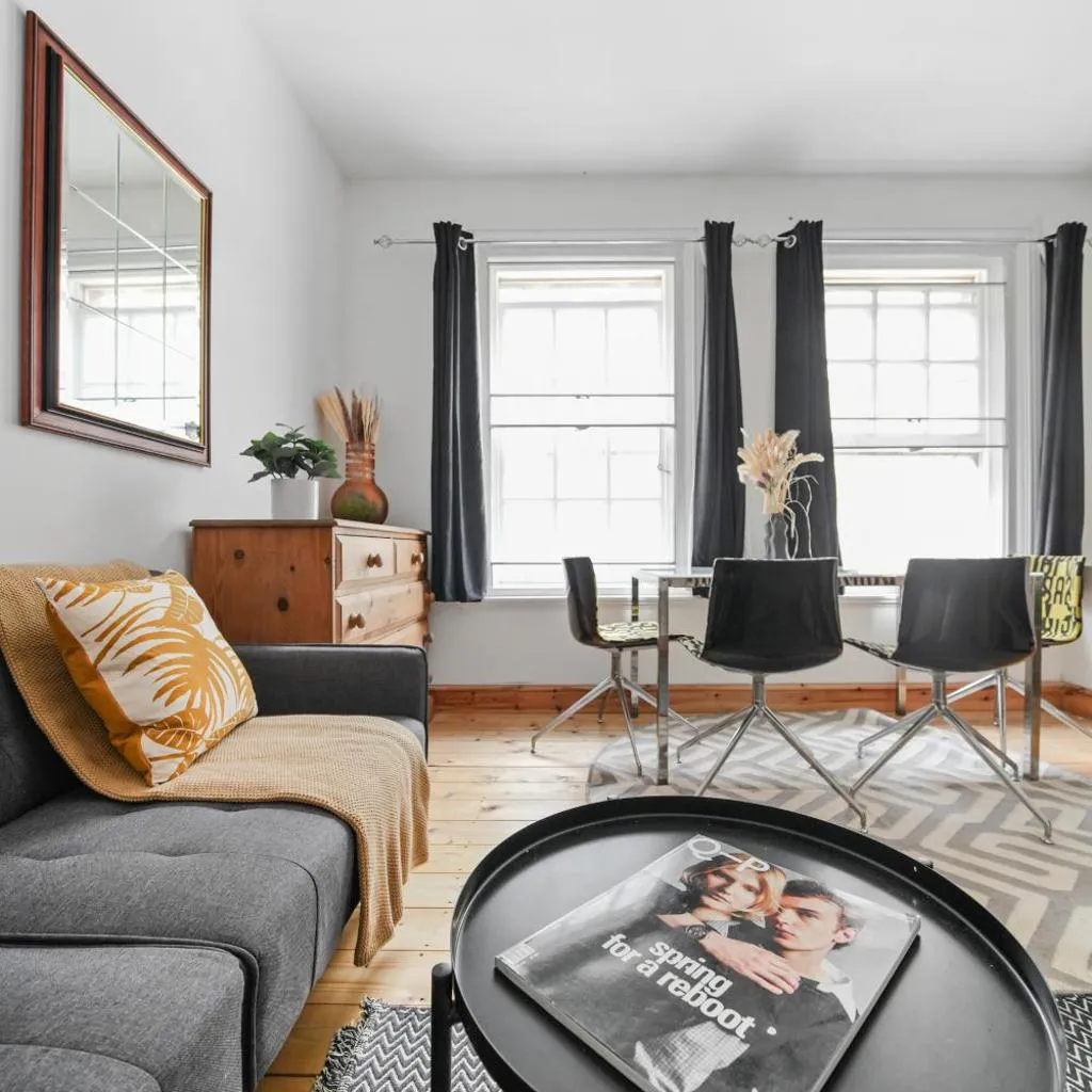 Photograph of Famous Brick Lane - 1 Bed London Flat with Large Patio - Perfect for long stays