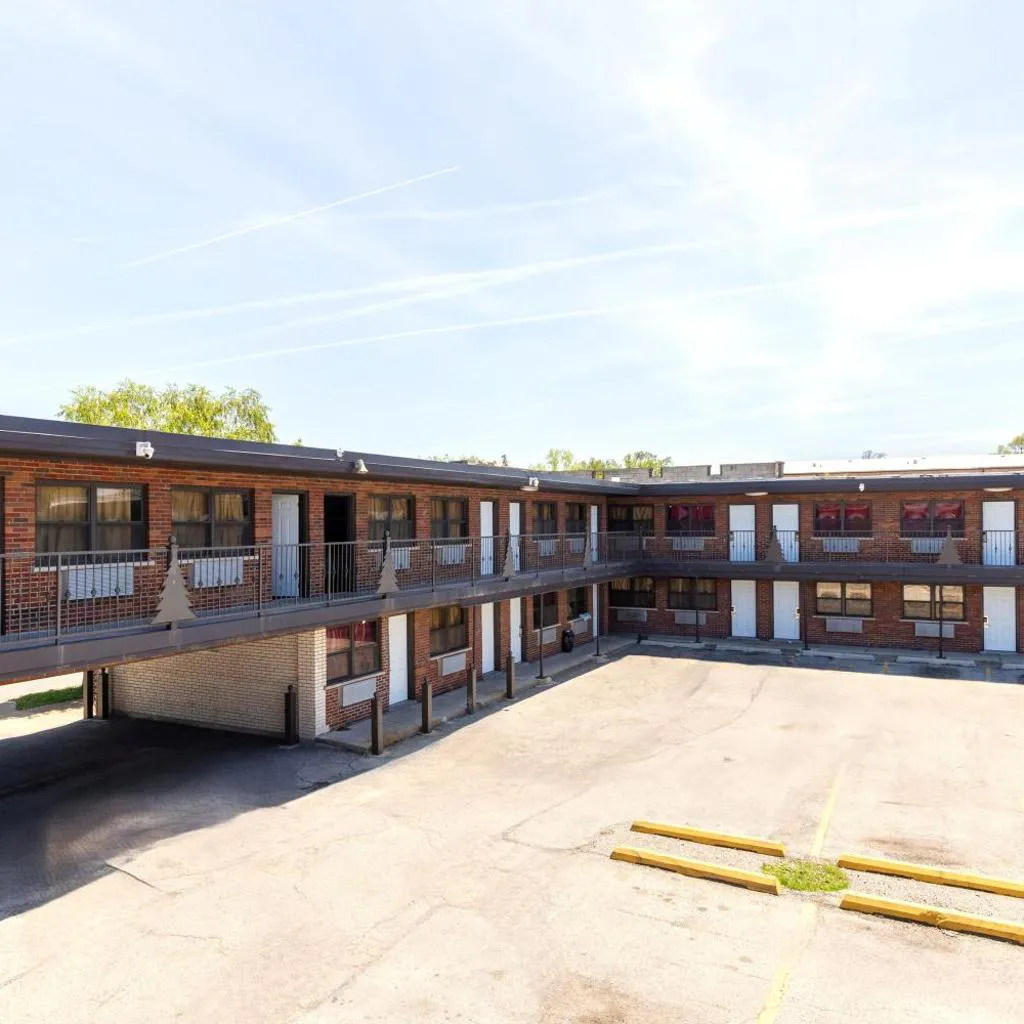Photograph of Admiral Motel By OYO Chicago I-94