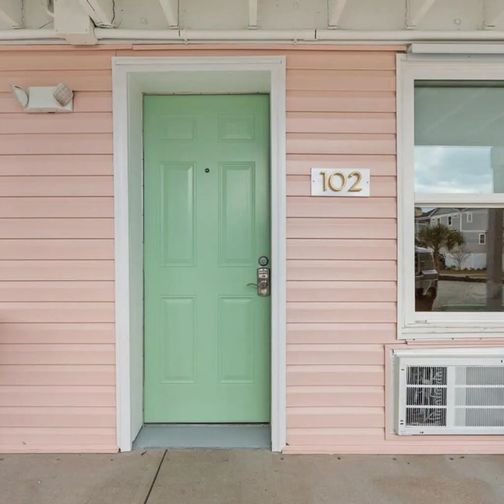 Photograph of TreeHouse Lodge Walk to Beach Pet-Friendly 102