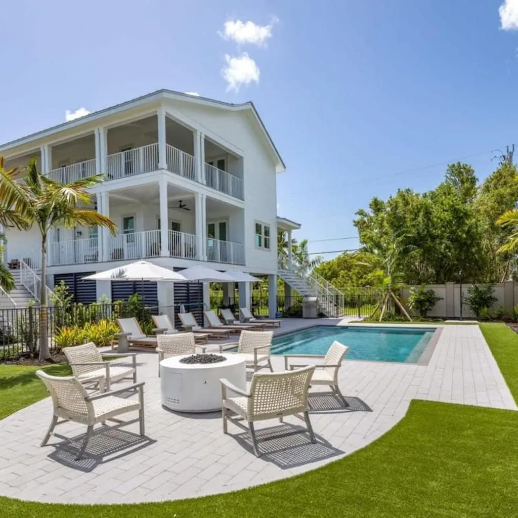 Photograph of The Crestwood House - Private Heated Pool & Parking