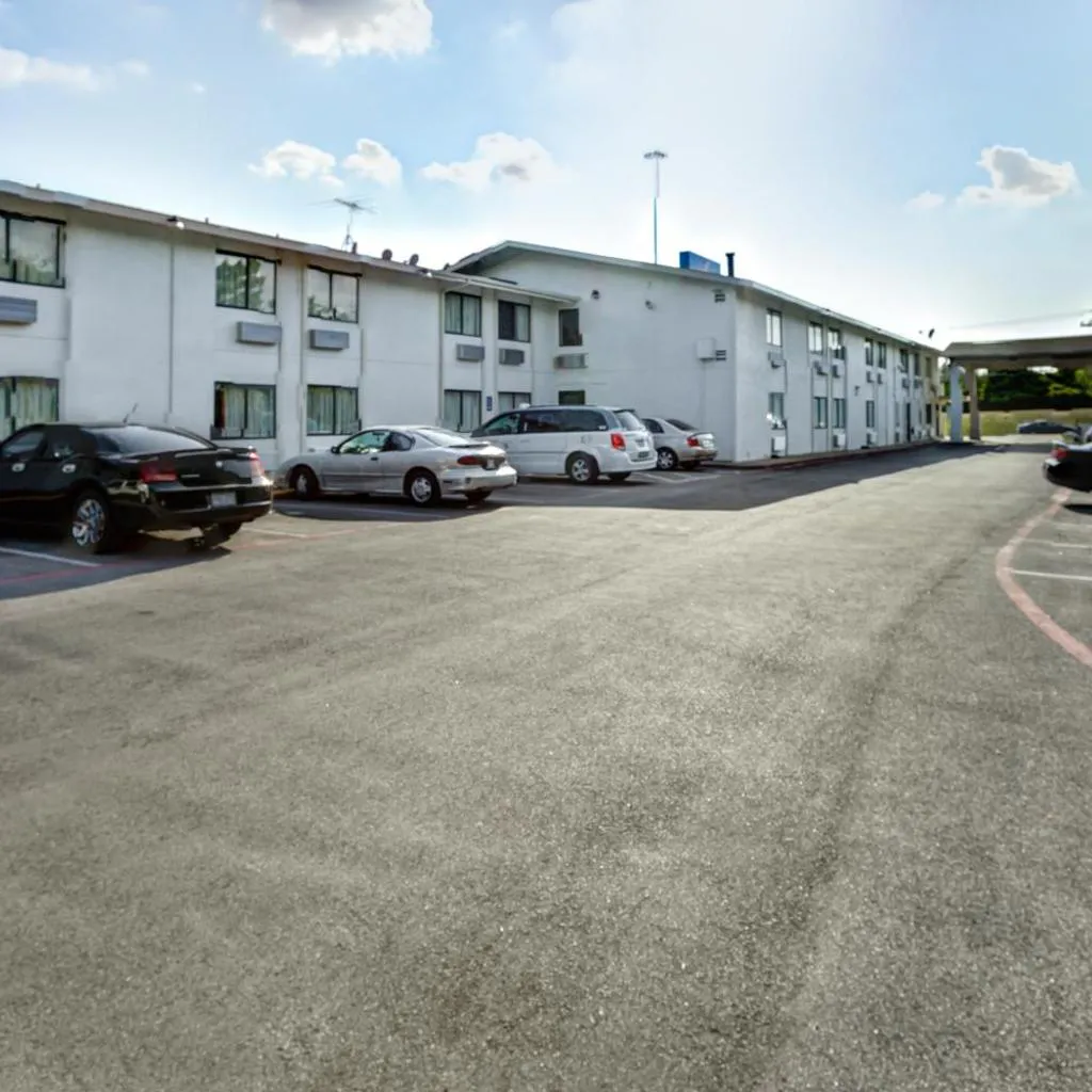 Photograph of Motel 6-Dallas, TX - South
