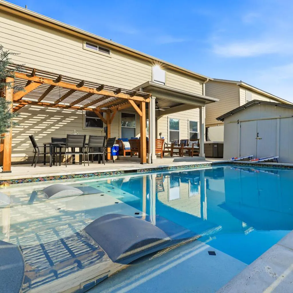 Photograph of Pool Escape Nr Sea World Hot Tub BBQ Pool Table