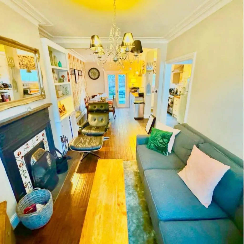 Photograph of Shepherds Bush W12 Magical Townhouse nr Westfield