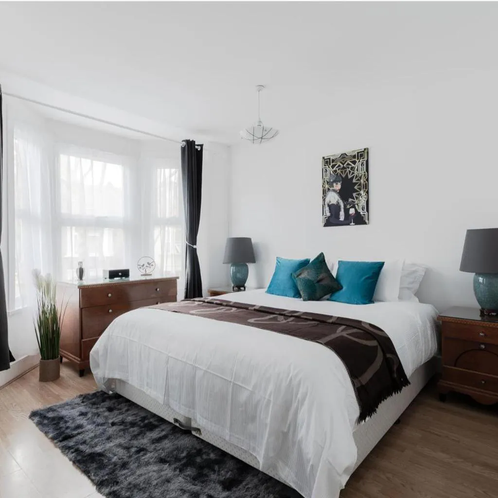 Photograph of 4 Bed House - Sleeps 6 - Garden Pets Wifi