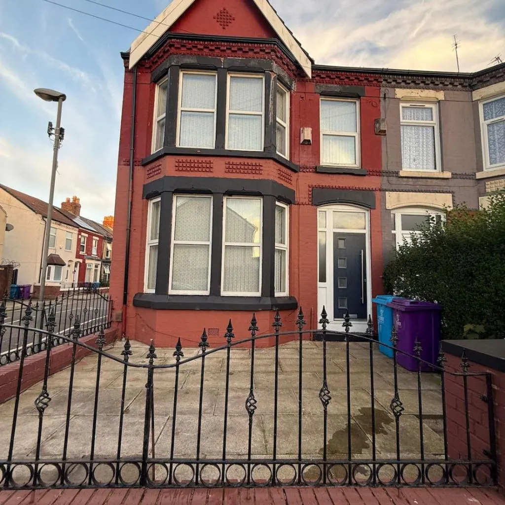 Photograph of Edge Grove- 3 Bedrooms with on street parking