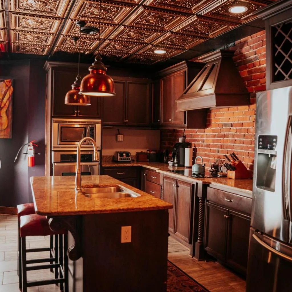 Photograph of Broadway 4br 2bth 2500sf Art Gallery and Steam Room