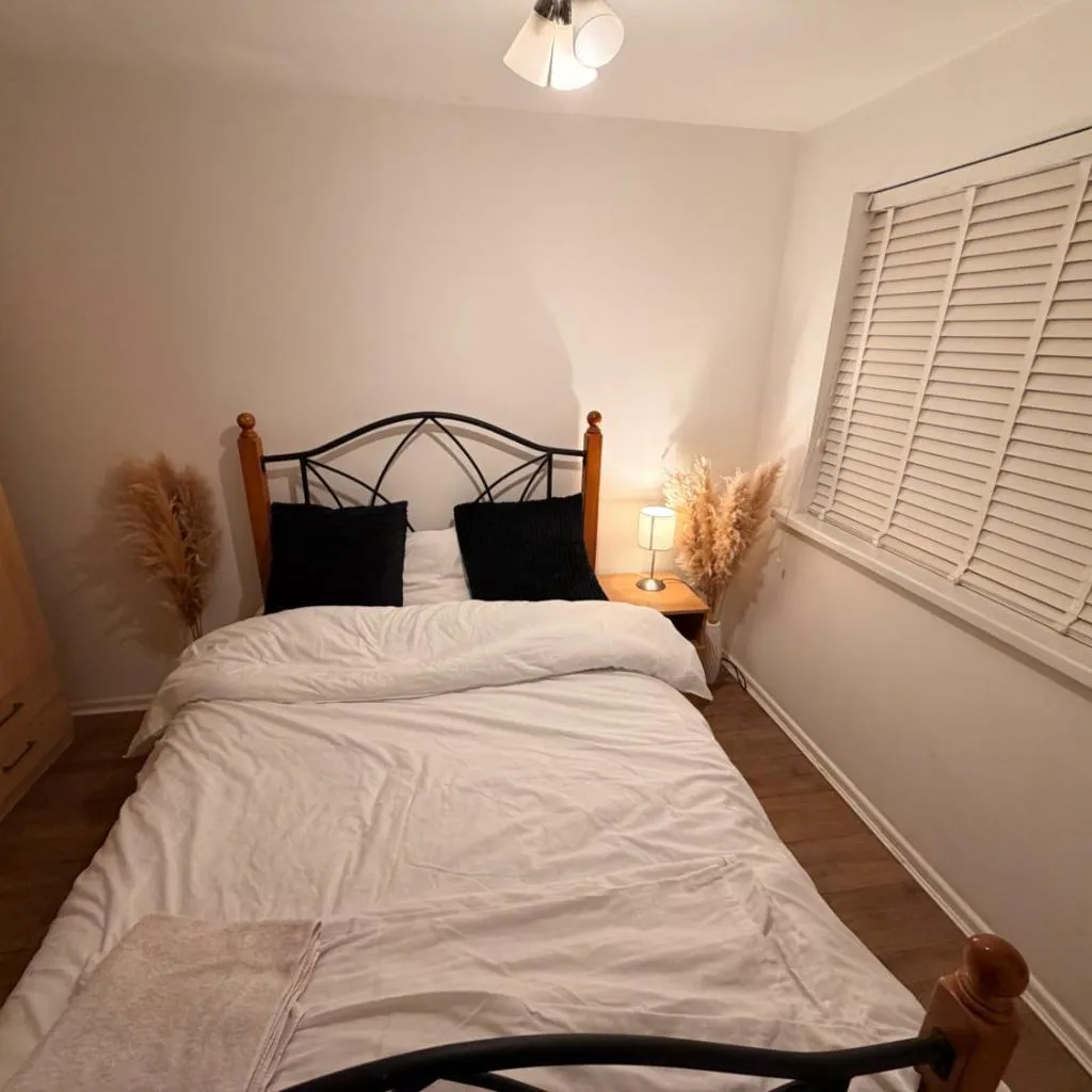 Photograph of Bungalow Sleeps 4 with Free Parking and Garden