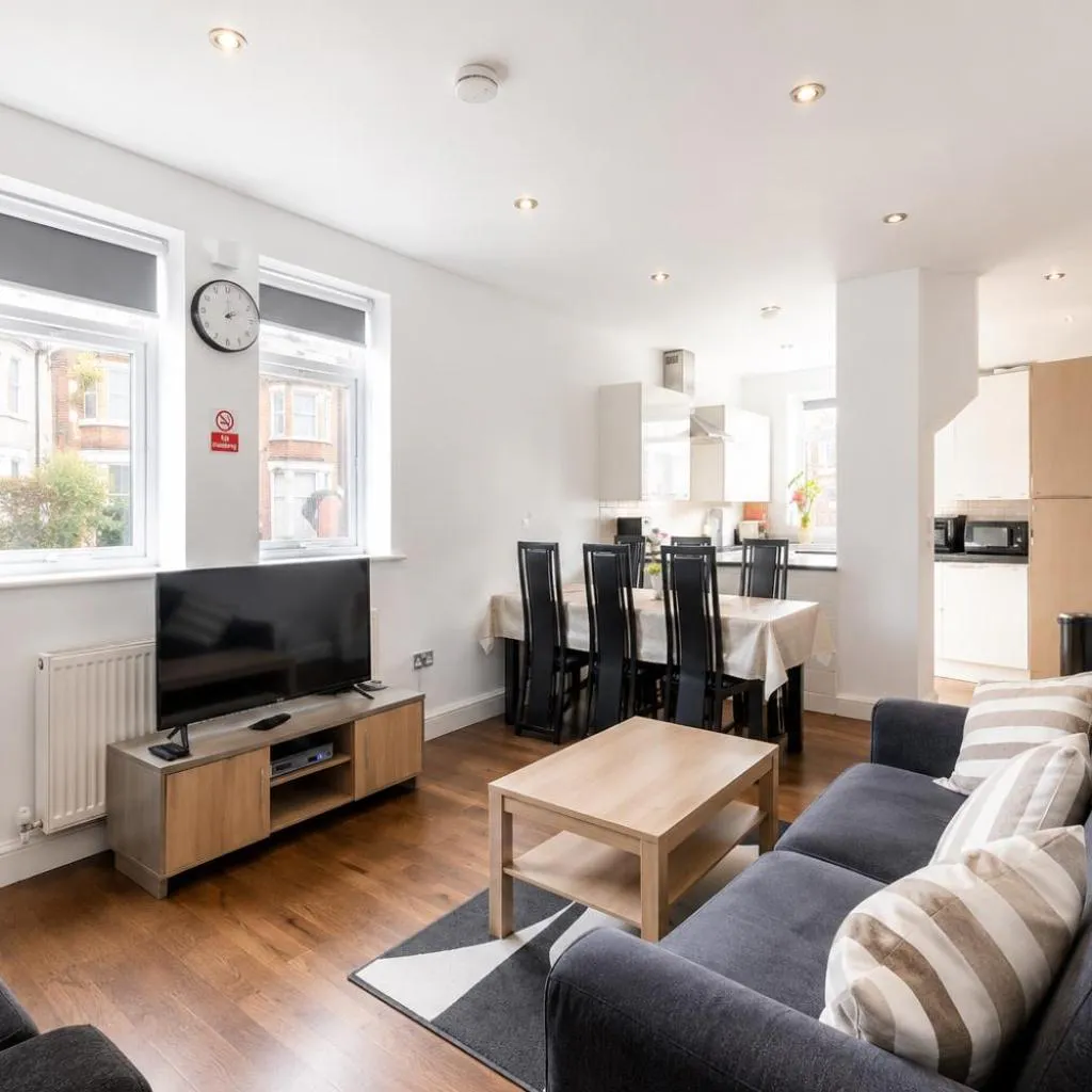 Photograph of Clapham Common Sleeps 10 Free Parking for 4 Cars or 3 Vans 2 Bed 2 Bath 5 min to Metro Zone 2
