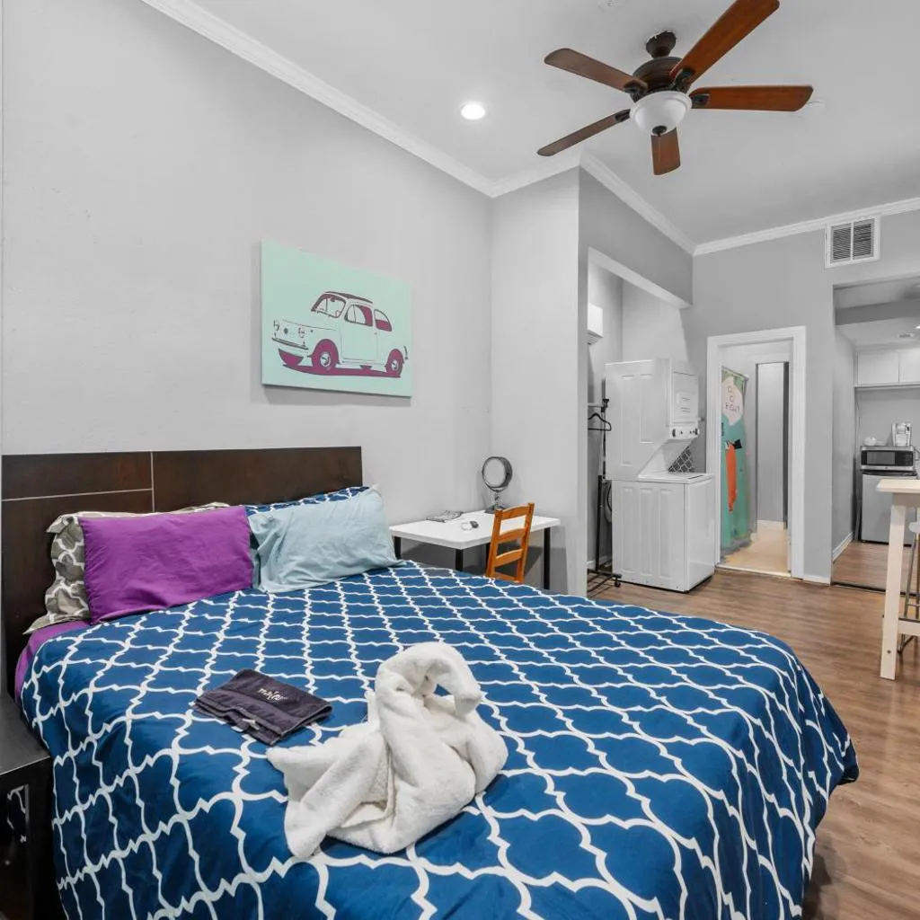 Photograph of Modern & Chic Montrose Studio - Prime Location & Free Parking